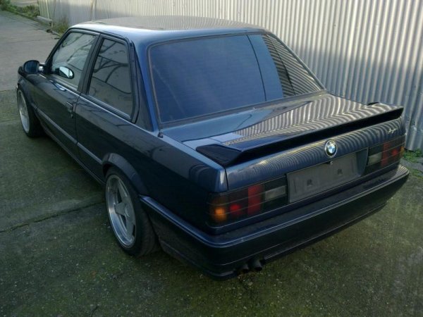 Heckansicht mit endlich montiertem Heckspoiler Breyton.