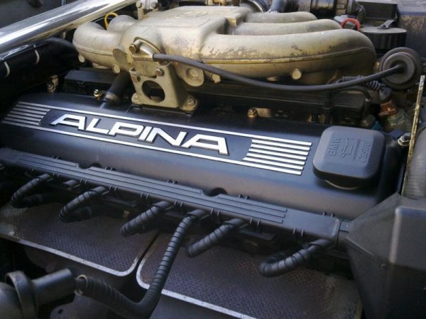 Ok die Ansaugbrücke sowie der ganze Motorraum muß nochmal überarbeitet werden.<br>Der Alpina Ventildeckel ist nun runter und wird wohl auf den e28 von mir kommen oder ggf wird er verkauft.