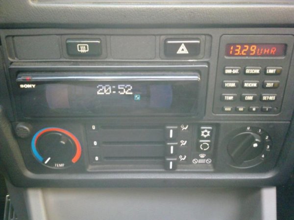 Sony Black Panel / BC II mit Alarm / Klimaanlage mit E-Temperaturregulierung.