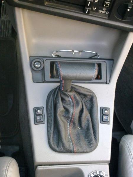 Graue Innenverkleidungen Edition mit etwas modifiziertem Automatic Wählhebel. Ganganzeige soll irgendwann mal in Tacho wandern.