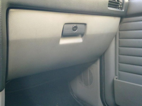 Handschuhfach grau Edition sowie die Lautsprecherabdeckungen.