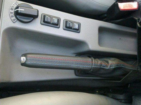 Mittelkonsole grau Edition mit Handbremsgriff und Handbremssack in Leder schwrz im M-Nähten und EH Automaticschalter.