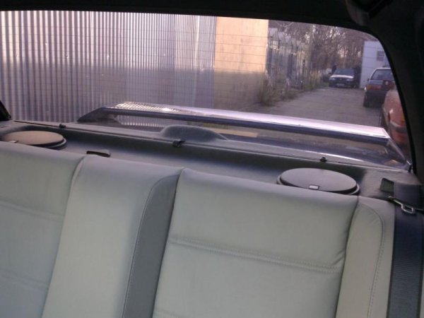 Hutablage USA mit 3ter Bremsleuchte und selbst eingearbeitetes Sonnenrollo ( die Amis hatten das nie drin gehabt ) sowie Rücksitzbank e30 M3 und die 2 farbigen M3 Gurte silber/blau.