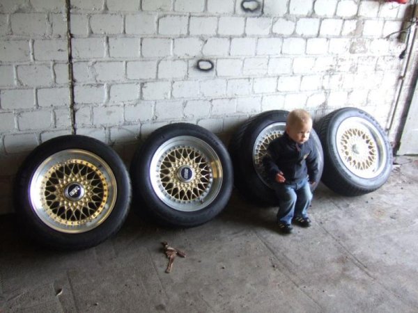 Dann hab ich diese schönen origianl Goldfarbenen BBS RS gefunden und sie auch sofort gekauft :-)<br>Sogar Sohnemann fand sie sehr schön :-)