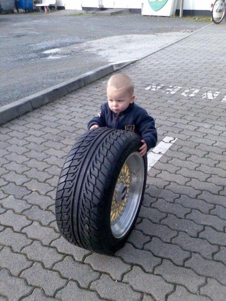 Hier hat er sie mir zum montieren " rübergerollt " :-)