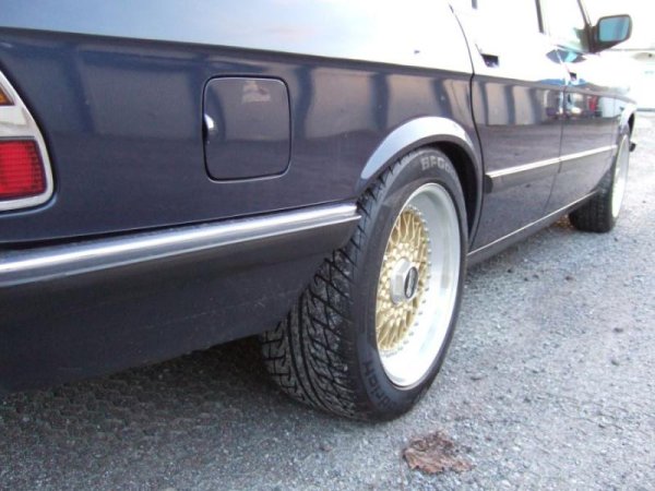 Stehen schön im Radhast drin :-)<br>Will ggf hinten statt der 245er 235.-oder 225er Reifen monteiren.