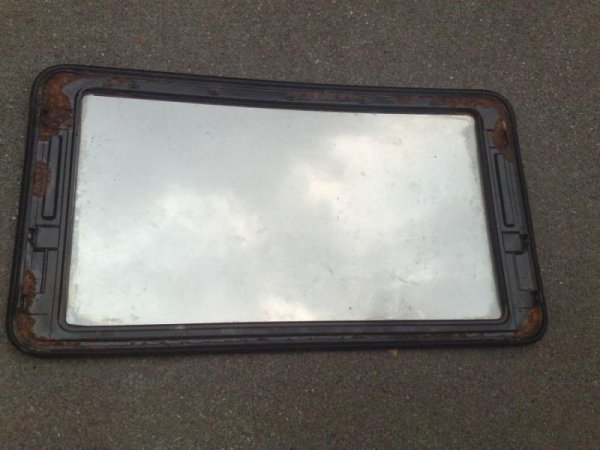 Glasschiebedach sehr selten gekauft für viel viel Geld.<br>Nach inspizieren nur noch Rost :-(<br>kpl zerlegt und Sandstrahlen lassen.