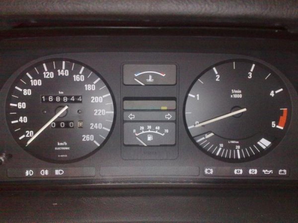 Tachoumbau.<br>220km/h sieht schon recht arm aus im e28 deshalb umbau auf 260km/h Tacho mit angleichung des originalen Tachostand :-)