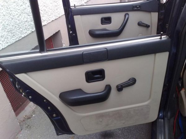 Türverkleidungen mit schwarzen Türgriffen abgesetzt :-)