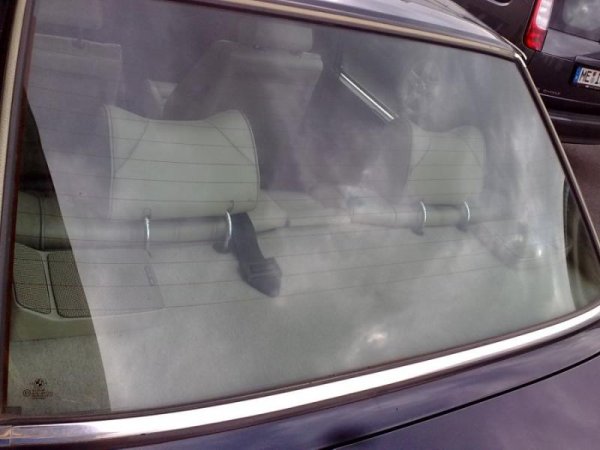 Hutablage in Beige mit großem Soundsytem.<br>Klingt zwar scheußlich aber die Gehäuse passen gut zur Ausstattung.<br>Werde dort hochwertige Lautsprecher Einbauen :-)