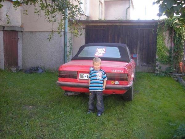 Junior vor der Garage