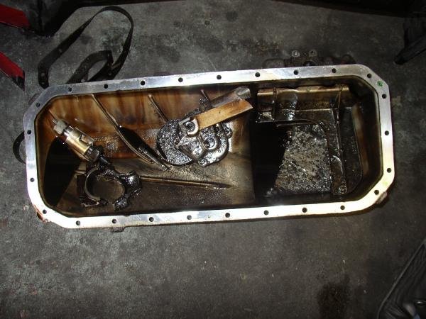 Ah, da ist ja die Ölpumpe. Eher gesagt, der Rest davon!