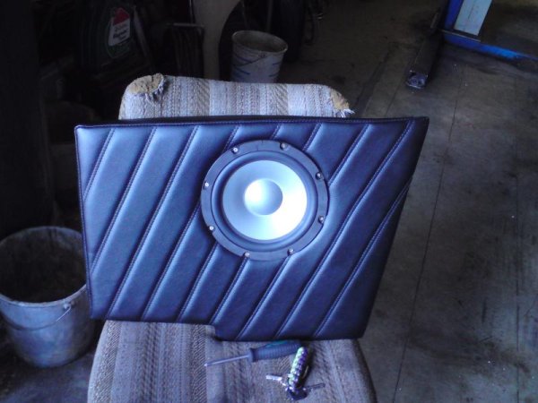 Lautsprecher Hinten 20er<br>Eigenafertigung bis auf die Sattlerarbeiten