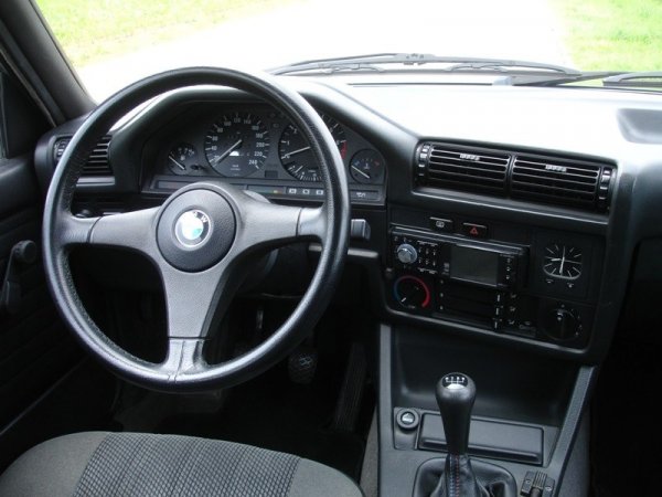 Blick ins Cockpit - Sportlenkrad aus einem E34, DZM und Analoguhr nachgerüstet.