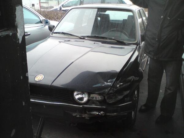 meine neuste erungenschaft ein 325i mit frontschaden...170000km,M-paket,innen wie aussen top zustand bis auf den unfall...