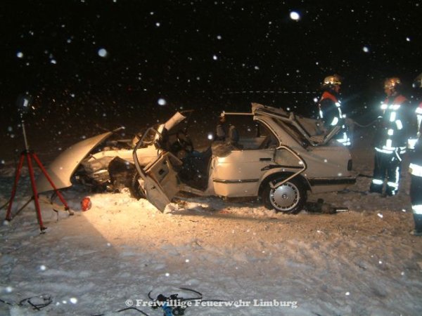 Das war dann mal mein geliebter 318 vfl mit 101000km und aus erster hand....habe  das mit nem zertrümmerten knöchel, inneren blutungen, und ner schweren gehirnerschütterung überlebt das mir ein MB SLK AMG  bei 80km/h auf ner Kreuzung ausserhalb in