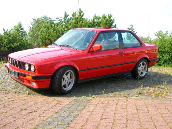 Mein Winterauto !!! E30 318i hat mittlerweile über 245000KM gelaufen, und läuft und läuft und läuft !!!<br>Habe dieses Auto schon 6 Jahre - für 630EUro auf E-Bay gekauft, und nie etwas rein gesteckt, außer <br>ein wenig arbeiten um Rost zu en