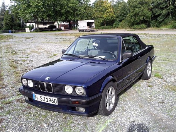 Foto1682 NEW BMW 318i Cabrio Baujahr 1990 mit schwarzem Verdeck