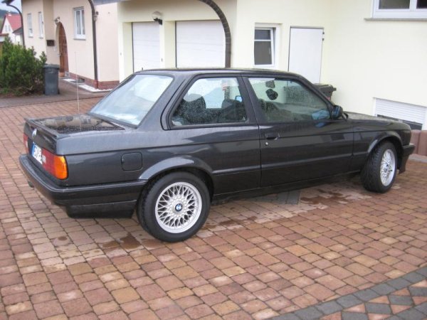 Das erste Mal waschen und polieren! Und pünklich nach dem Polieren fängts an zu nieseln,wie man auf den Bildern erkennen kann. Wie immer halt.... :)