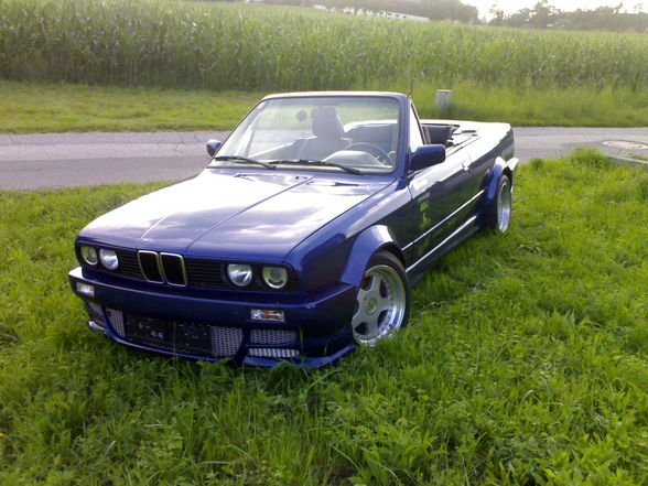e30 cabrio 320i umgebaut auf 325i kompressor,radläufe gezogen tiefer gelegt 60/40,9j 16" mit 30mm pro seite vorne und hinten 55mm spurverbreiterung,......
