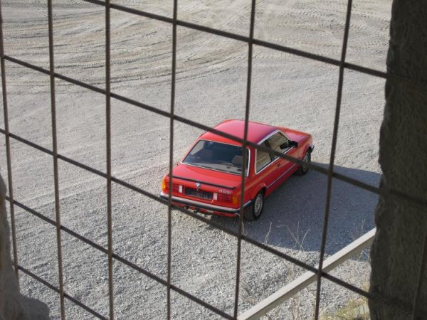 Rotes Auto im staubigen Kalkwerk