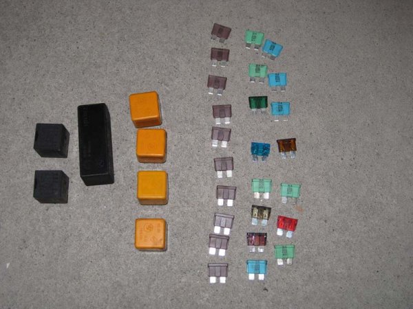 Kompletter Satz Sicherungen und Relais 325e