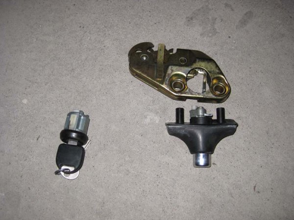 Zündschloss und Heckklappenschloss mit 1 Schlüssel