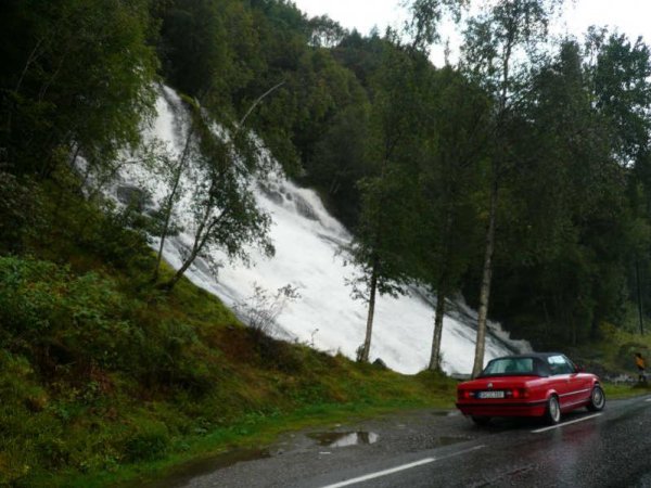 Vor einem der vielen Wasserfälle