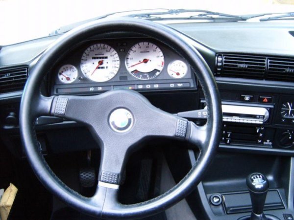 Nach dem Einbau der weiße Tachoscheiben. Hab mich aber irgentwann daran satt gesehen.