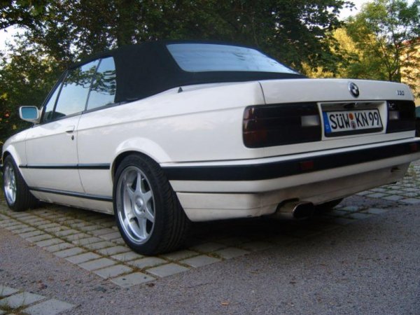 Schwarz lasierte Rückleuchten und weiße Nummernschildblende (wie konnt ich nur).