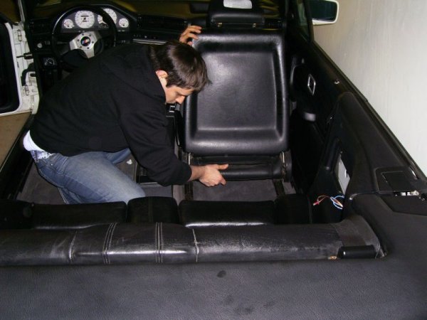 Ich beim Einbau meiner Lederausstattung.