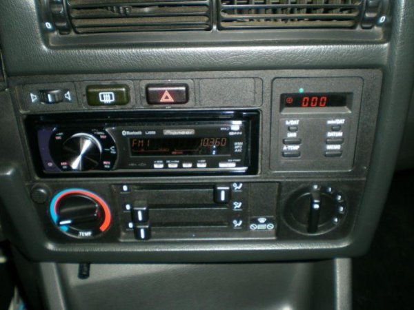 Ein neuer Radio ohne Mäusekino mußte her. Ich find der passt ganz gut.