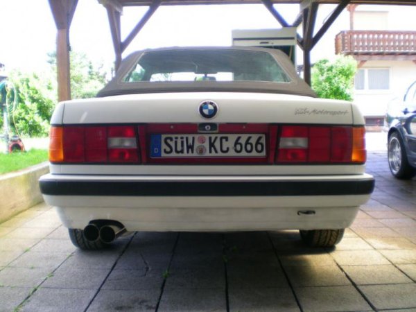 Rote Nummernschildblende und neuer Endtopf. Ein gelungenes Heck.