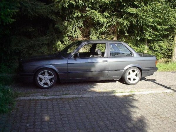 Mein 325i. Hat spaß gemacht, leider war ich zu der Zeit noch Azubi und hatte kein Geld mehr ihn weiter zu fahren.