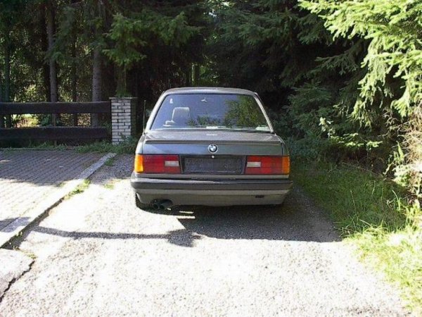 Mein 325i. Hat spaß gemacht, leider war ich zu der Zeit noch Azubi und hatte kein Geld mehr ihn weiter zu fahren.
