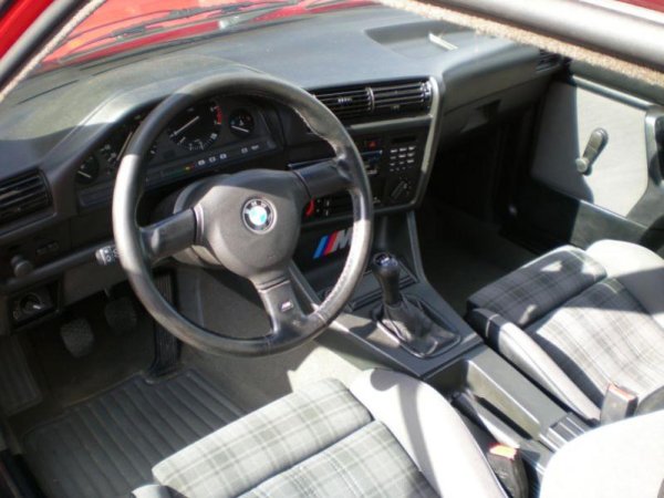 Mein 318is. Ich wollte ihn herrichten aber ich hatte nur Platz und Geld für ein Sommer-Auto.