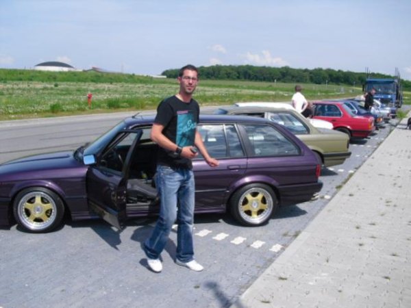 Der junge Mann, der die Initialzündung vor ein paar Tagen gab und sein schicker "Kastenwagen", Daumen hoch für beides Dennis!  :=)