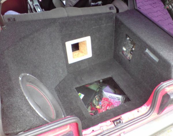 Fertiger Kofferraumausbau mit Glasbodenplatte