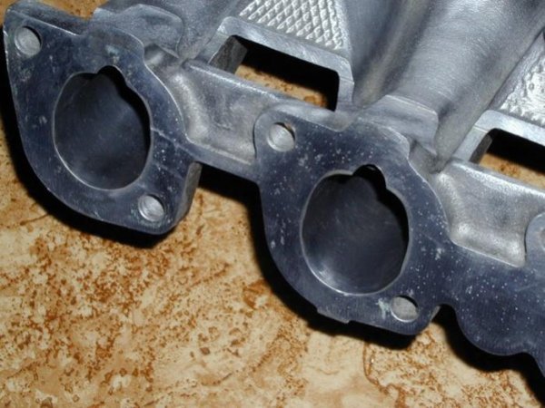 Die Kanäle habe ich am Ausgang geweitet, an den ZK angepasst und die störenden Gußnasen rausgefräst.