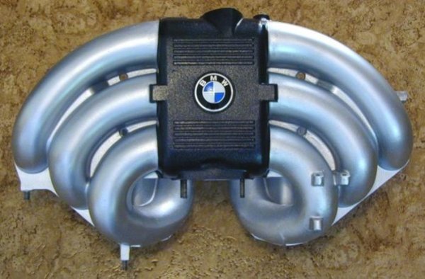 Nach dem Lackieren. Habe Alu-Grundierung verwendet und die Ansaugrohre mit Felgenlack lackiert. Beim Luftsammler habe ich mich für meine Wagenfarbe diamantschwarz-metallic entschieden. Das Eblem auf dem Luftsammler ist ein Felgen-Emblem.