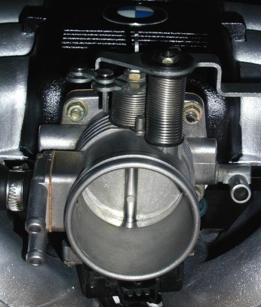 Die Drosselklappe habe ich auch gereinigt. Dazu gleich alle Dichtungen und Schrauben neu ;)