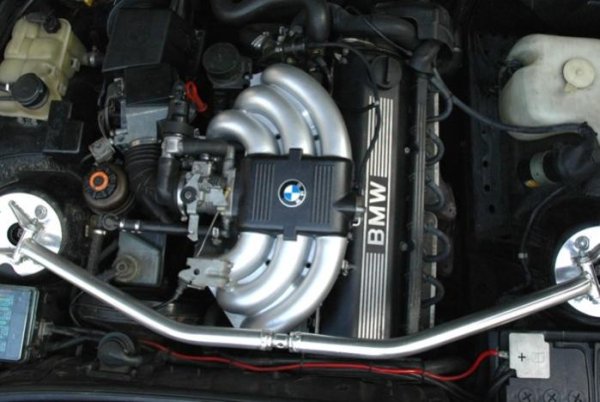 Und so sieht sie im Motorraum aus. Finde es passt ganz gut....;) Viel Arbeit aber hat sich gelohnt