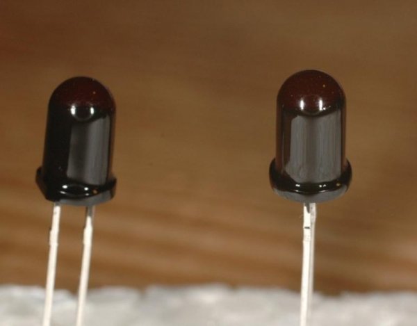 LED's außen und unten schwarz lackieren, damit sie nicht in die Plexischeibe vom DZM leuchten. Habe rote 5 mm LED's verwendet.