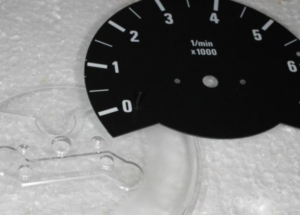 DZM-Folie von der Plexischeibe drehen....