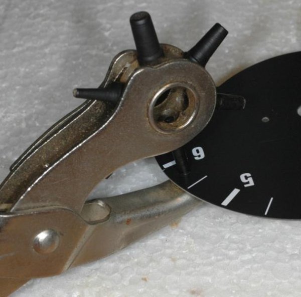 Löcher stanzen für die LED's. Habe 3 mm Durchmesser gewählt...