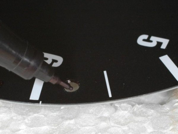 Die weißen Ränder der gestanzen Löcher in der Folie mit einem schwarzen Permanent-Marker einfärben ;)