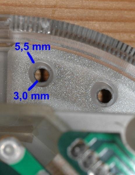 Die Bohrlöcher in der Plexischeibe (5 mm) und die gestanzen Löcher in der Folie (3 mm) müssen möglichst bündig zueinander sein !