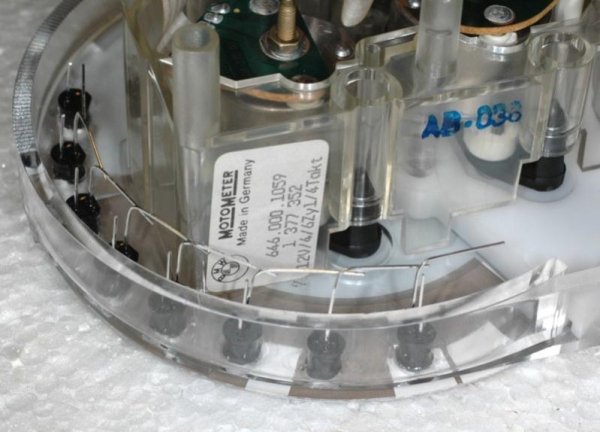 Die Elektroden der LED's müssen gekürzt bzw. umgebogen und miteinander verlötet werden.