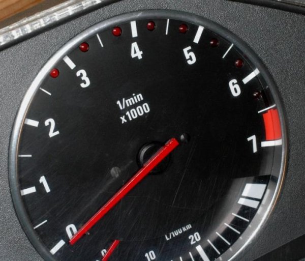 Und das Kombiinstrument wieder zusammengebaut. Die rote Farbe der LED's fällt nur wegen dem Blitzlicht auf ;)