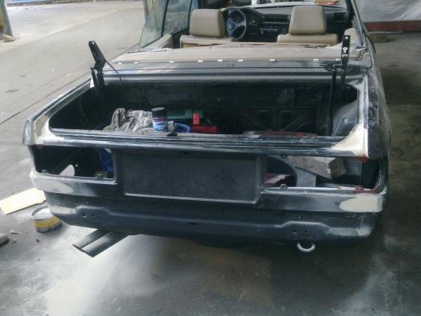 Neues Heck Abschlussblech eingeschweißt